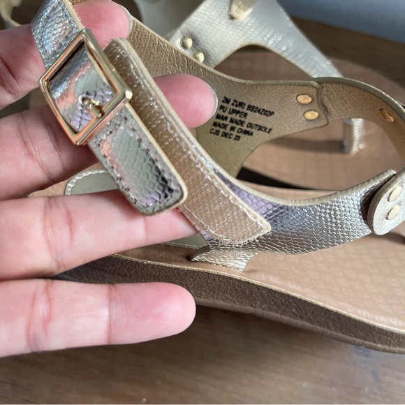 Sandals BCBG Girls metallic gold color size 2 - Picture 9 of 9